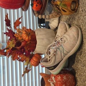 Tennis shoes size 7.5 women